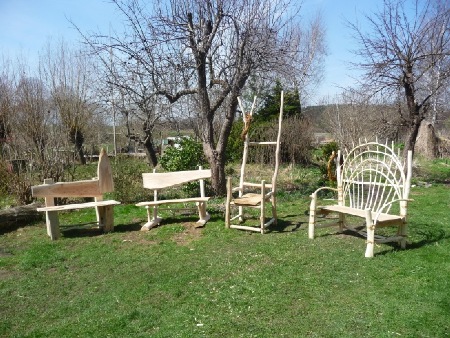 Wildholzmöbel bauen Gartenbänke